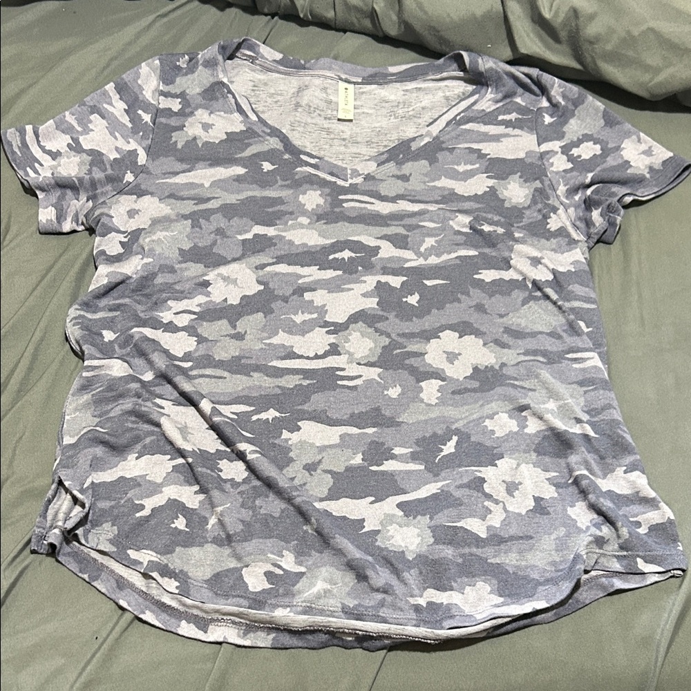 Athleta Gray Floral Camouflage V-Neck Tee
